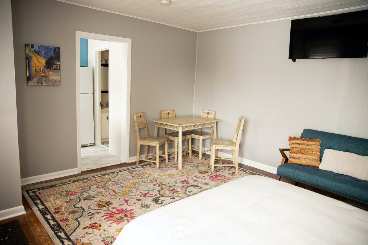 Charming French Studio Apartment Laramie Exteriör bild